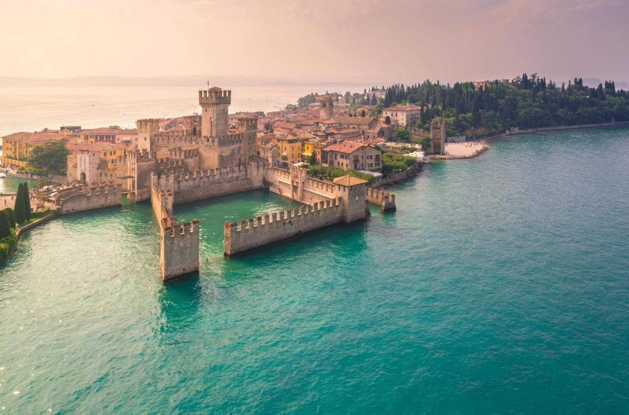 Charming Attic Apartment With Balcony & Swimming Pool Desenzano del Garda Eksteriør billede