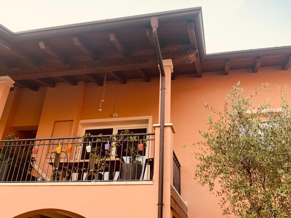 Charming Attic Apartment With Balcony & Swimming Pool Desenzano del Garda Eksteriør billede
