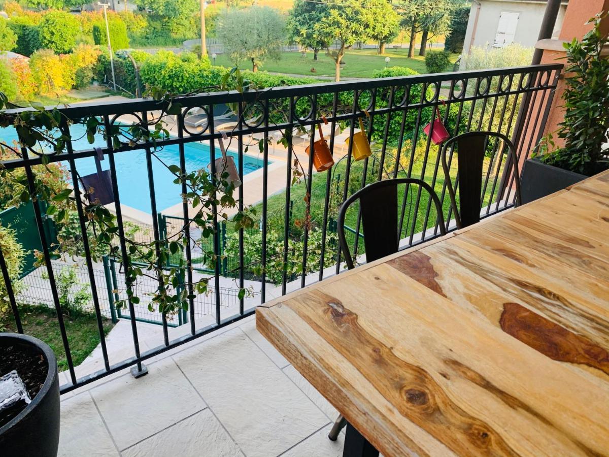 Charming Attic Apartment With Balcony & Swimming Pool Desenzano del Garda Eksteriør billede