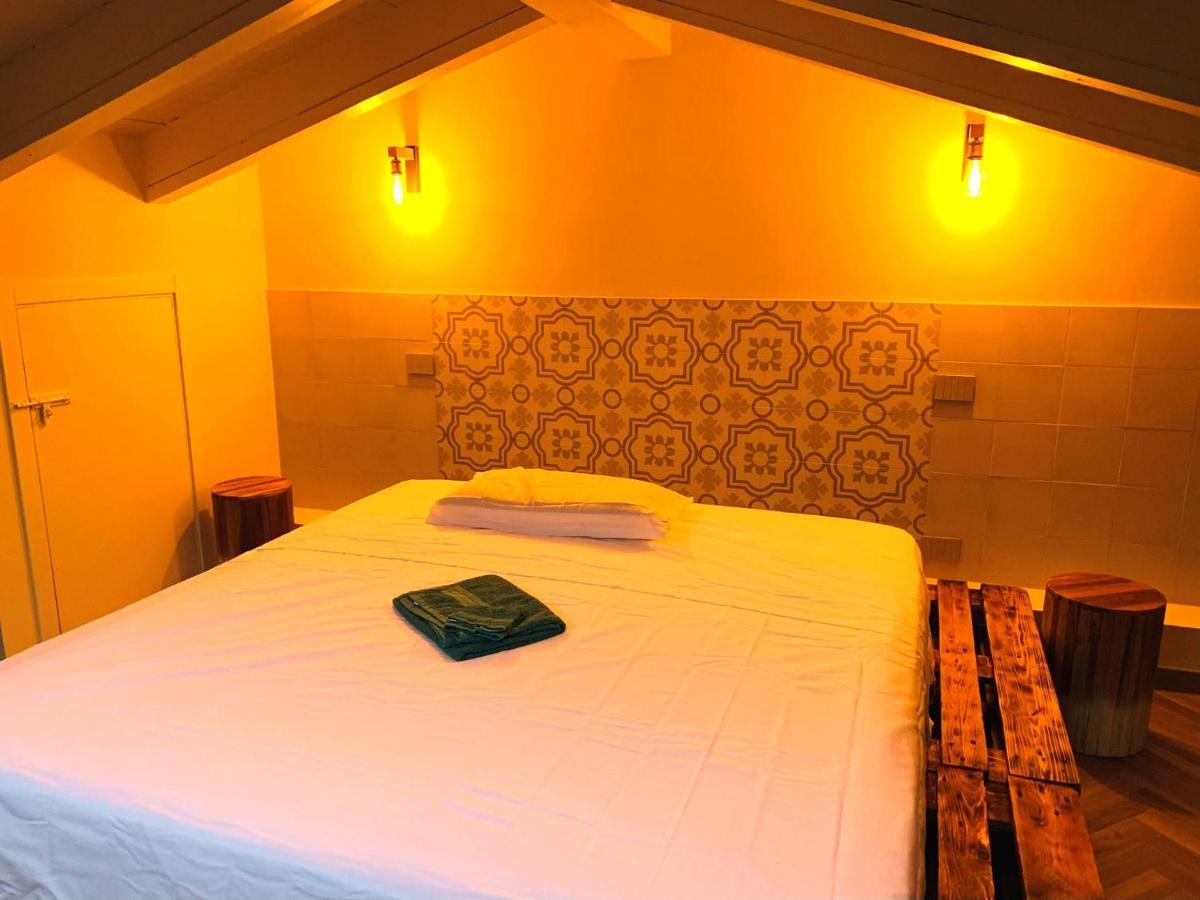 Charming Attic Apartment With Balcony & Swimming Pool Desenzano del Garda Eksteriør billede