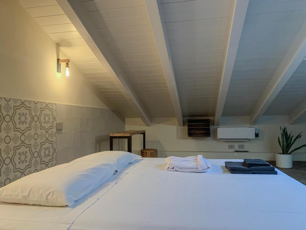 Charming Attic Apartment With Balcony & Swimming Pool Desenzano del Garda Eksteriør billede